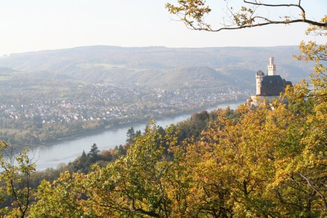 Marksburg und Blick auf Rhens